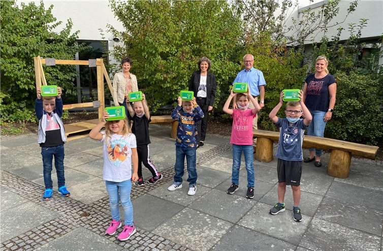 (v. l.): Über die Frühstücksboxen von innogy Westenergie freuen sich gemeinsam mit den Erstklässlern: Hildegard Görgen, 1. Beigeordnete der VG Pellenz; Beatrix Ziegler, Kommunalmanagerin bei innogy Westenergie; Detlev Leersch, Ortsbürgermeister von Nickenich und Kerstin Fuchs, Leiterin der Grundschule in Nickenich. Foto: innogy Westenergie