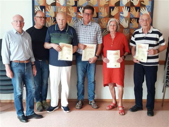 v. l.: Werner Hammes, Beisitzer; Werner Matysiak, stellv. Vorsitzender und Geehrte Peter Porsch, Gerd Hartmann, Anne Straaten, Reiner Wolff, Vorsitzender.  Foto: Robert Kiefer