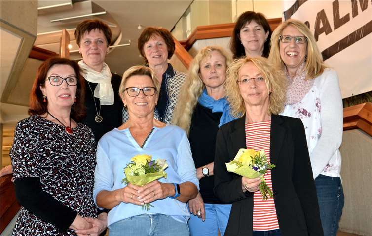 (v. l.) hintere Reihe: Doris Weyand (VG Katzenelnbogen), Konny Mädrich (VG Bad Ems-Nassau), Ute Löhr (VG Loreley), Michaela Stein (Stadt Lahnstein), Birgit Wilhelm (VG Diez) vordere Reihe: Alice Berweiler-Kaufmann (Rhein-Lahn-Kreis), Karla Kaiser (ehemalige VG Nassau), Dorothee Milles Ostermann (Kreisverwaltung Rhein-Lahn). Foto: Rhein-Lahn-Kreis