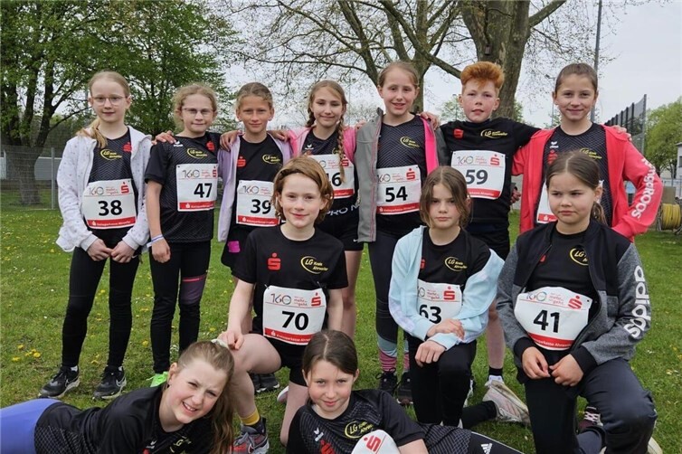 v. l.: hintere Reihe: Marlene Berninger, Jana Fröhner, Isabel Braun, Laura Emons, Eva Kreuzberg, Anton Maur und Sofiya Syrotenko. Mitte: Elias Socha, Frida Näkel und Matilda Burkardt. vorne: Laura Hellmich und Clara Brinkmann