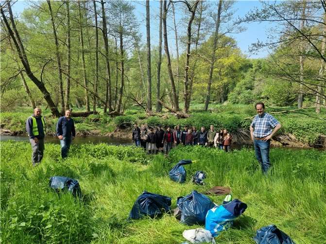v. l .n .r. A. Klauser, Arbeitsanleiter der Komm-Aktiv; W. Schneider, Geschäftsführer Komm-Aktiv; die Bachpaten der IGS; B. Drasdo, Jobcenter Mayen-Koblenz.  Foto: Komm-Aktiv GmbH
