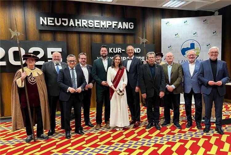 OB Siefert wirft optimistischen Blick in die Zukunft v. l. n. r.: Andreas Beck vom Lahnsteiner Altertumsverein, Klaus Wagner (KVL), MdB Dr. Thorsten Rudolph, Beigeordneter Sebastian Seifert, OB Lennart Siefert, RheinLahn-Nixe Sarah I., KVL-Vorsitzender Günter Groß, Beigeordneter Manfred Radermacher, Michael Eisenbarth vom Lahnsteiner Altertumsverein, Dr. Hubertus Seibert, Bürgermeister Johannes Lauer und MdL Roger Lewentz.Foto: Michael Güls / KVL