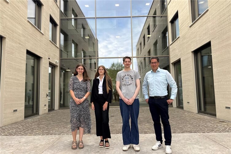 (v. l. n. r.: Ausbildungspatin Lena Hammes, Kathleen Salov, Tyler Türk und Bürgermeister Jürgen Hoffmann)
