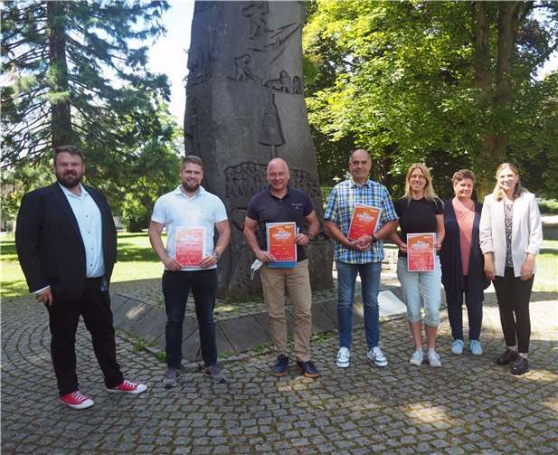 (v. l. n. r.): Bürgermeister Christoph Mohr gratulierte Dominik Knoll, Uli Kalb, Thomas Schuster, und Julia Thelen. Unterstützt wurde das Lauf-Team von Dagmar Frömbgen und Andrea Sehrer.  Foto: Stadt Bendorf