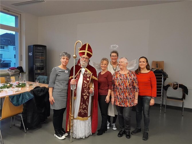 (v. l. n. r.) Carmen Poser, Nikolaus (Bernd Walther), Britta Pfeffer, Engel (Simone Schüler), Uschi Nemeth, Janina Müller.  Foto: Ingrid Neubusch