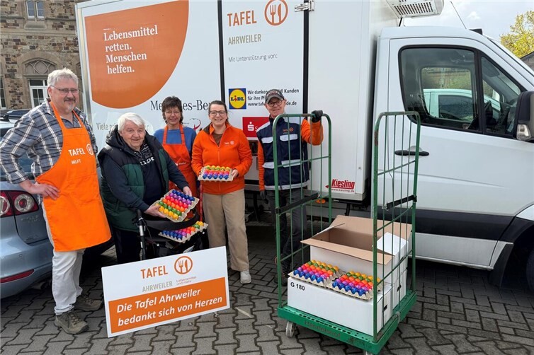 (v. l. n. r.) Dieter Hellmich, Josef Niethen, Ulrike Unkelbach-Müller, Laura Dedenbach und Uwe Schüller bei der Spendenübergabe.
