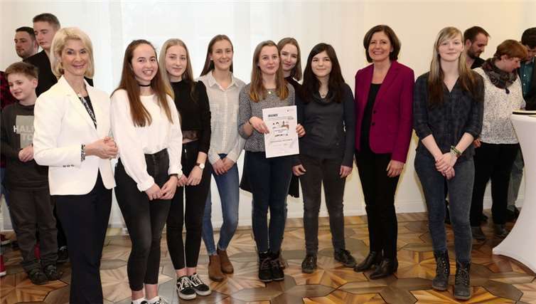 v. l. n. r.: Dr. Brigitte Mohn (Bertelsmann Stiftung), Jana Schmidt, Karolina Mengert, Alexandra Hoffmann, Anna Haustov, Liane Losing, Yentl Deuster, Malu Dreyer (SPD), Nandini HilgerStaatskanzlei RLP / Sämmer