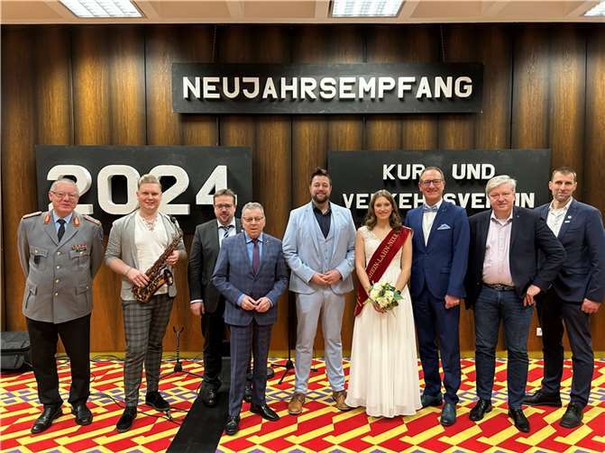 v. l. n. r.: Dr. Stefan Kowitz, Simon Bersch, Sebastian Seifert, Adalbert Dornbusch, Lennart Siefert, Rhein-Lahn-Nixe Lea I., Günter Groß, Lars Hennemann, Jochen Sachsenhauser.  Fotos: Mira Bind / Stadtverwaltung Lahnstein