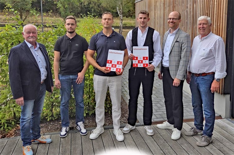 v. l. n. r.: Frank Wershofen (Kreishandwerksmeister), Maximilian Tietz (Bauunternehmung Manfred Tietz), Kristers Kaminas (Prüfungsbester Baugewerks-Innung Maurer), Lukas Bender (Prüfungsbester Baugewerks-Innung Zimmerer), Rolf Eberle (stellvertretender Bereichsleiter Firmen- und Immobilienkunden der Kreissparkasse Ahrweiler), Reinhard Adams (Obermeister der Baugewerks-Innung)