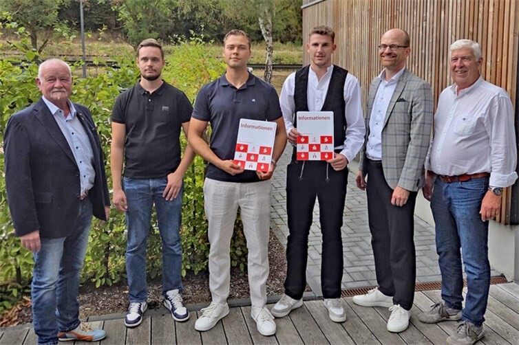 v. l. n. r.: Frank Wershofen (Kreishandwerksmeister), Maximilian Tietz (Bauunternehmung Manfred Tietz), Kristers Kaminas (Prüfungsbester Baugewerks-Innung Maurer), Lukas Bender (Prüfungsbester Baugewerks-Innung Zimmerer), Rolf Eberle (stellvertretender Bereichsleiter Firmen- und Immobilienkunden der Kreissparkasse Ahrweiler), Reinhard Adams (Obermeister der Baugewerks-Innung)