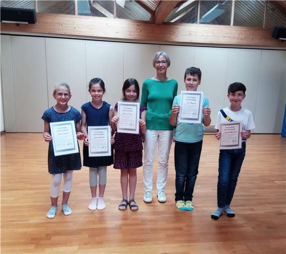 (v. l. n. r.): Franziska, Luisa, Alessia, Frau Grubich, Leonard und Jacques.  Foto: Grundschule Niederwerth