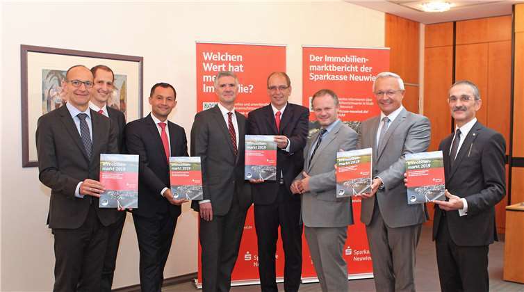 v. l. n. r.: Gerhard Grün, Christopher Salz, Toni Dimitrievski,Thomas Paffenholz, Dirk Velten, Oberbürgermeister Jan Einig,Landrat Achim Hallerbach, Dr. Hermann-Josef Richard.