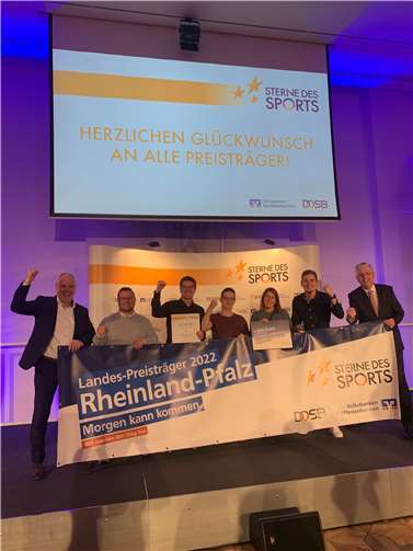 v. l. n r.: Gerhard Knauf (Volksbank Cochem), Lukas Schlaf (SV Kaifenheim), Jonas Junglas (SV Kaifenheim), Jonas Kaiser (SV Kaifenheim), Katja Kaiser-Port (SV Kaifenheim), Thomas Kaiser (SV Kaifenheim) und Thomas Welter (Raiffeisenbank Eifeltor).  Foto: privat