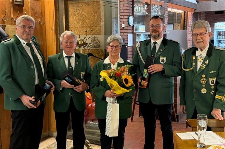 v. l. n. r.: Hauptmann Jürgen Staudt, Schützenbruder Manfred Heidrich, Schützenschwester Anette Schötzke, 1. Schießmeister Manfred Scholl sowie Ehrenbrudermeister und Schützenmajor auf Lebenszeit Horst Gierenstein.