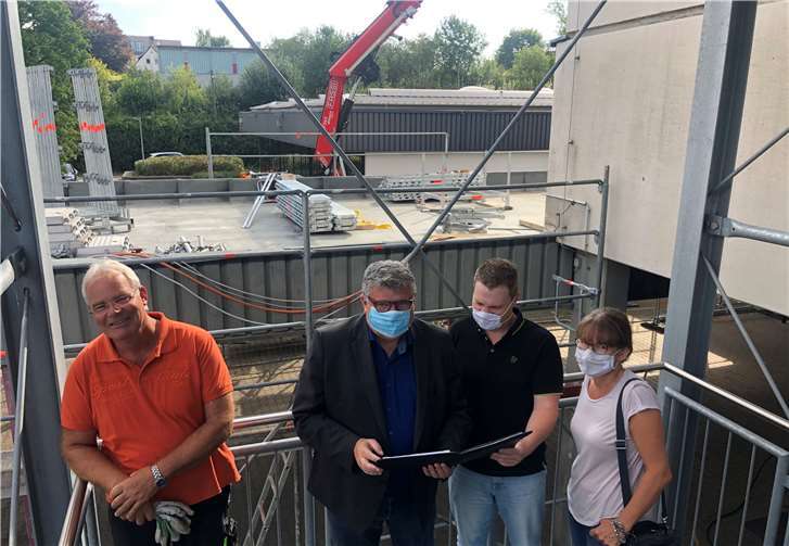 v. l. n. r.: Hausmeister Wolfgang Stein, 1. Kreisbeigeordneter Michael Mahlert, Holger Oster vom Immobilienmanagement KV Neuwied sowie Sally Ost Mitglied des Schulleitungsteams Realschule plus Dierdorf.
