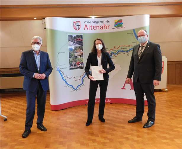 v. l. n. r.: Innenminister Roger Lewentz, Bürgermeisterin Verbandsgemeinde Altenahr: Cornelia Weigand, Bürgermeister Verbandsgemeinde Adenau: Guido Nisius. Foto: VG Altenahr