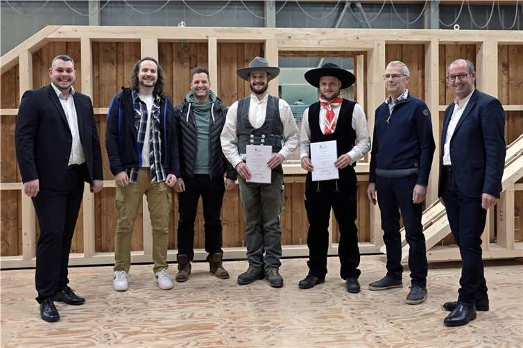 v. l. n. r.: Jonathan Jütte, Tobias Lanzerath & David Lanzerath (Geschäftsführer Lanzerath Bau GmbH), Leon Hupperich (Prüfungsbester Baugewerks-Innung Maurer), Johann Fuhrmann (Prüfungsbester Baugewerks-Innung Zimmerer), Achim Holbach (Geschäftsführer Schreinerei Holbach), Jürgen Schneider (Stellv. Obermeister Baugewerks-Innung Kreis Ahrweiler).  Foto: Werner Dreschers