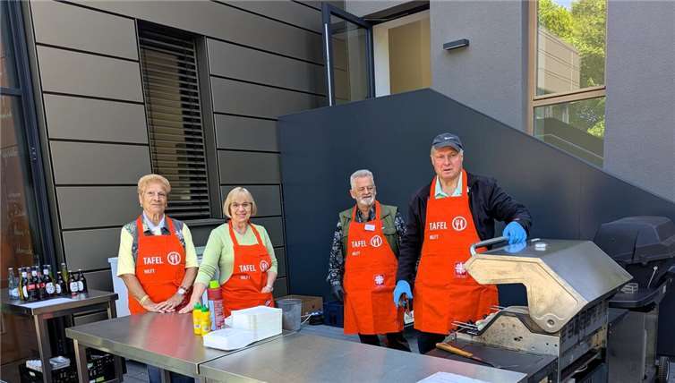 (v. l. n. r.) Maria La Marca, Annan Friedt, Wolfgang Geisen und Stephan Ullrich von der Tafel an der Grill-Station der Caritas Tafel.Foto: Dietmar Barth