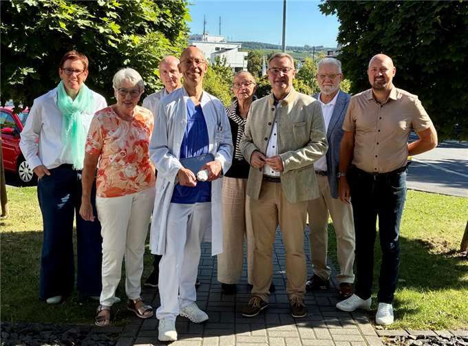 v. l. n. r. Marina Katzenberger (Schriftführerin), Anika Zimmermann (Beisitzerin), Harald Machill (Schatzmeister), Dr. Thomas Lepping (Chefarzt Geriatrie), Gisela Müller (Beisitzerin), Horst Gies MdL (Vorsitzender), Hermannjosef Berg (Beisitzer), Thorsten Schütze (Kaufmännischer Direktor).  Foto: Elisabeth Wild