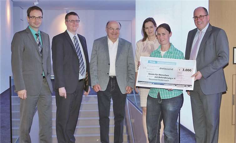 (v. l. n. r.) Markus Mies (Debeka), Oliver Laux (Debeka), Alfons Müller (VMB), Kristina Münstermann (VMB), Sandra Schunk (VMB) und Thomas Brahm (Debeka).Privat