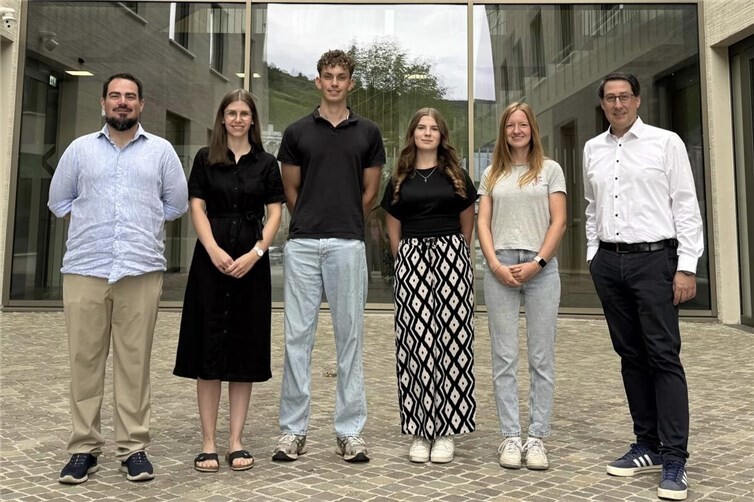 (v. l. n. r.: Markus Rölle, Lena Hammes, Leon Engel, Chantal Untereiner, Celina Therstappen, Bürgermeister Jürgen Hoffmann, )