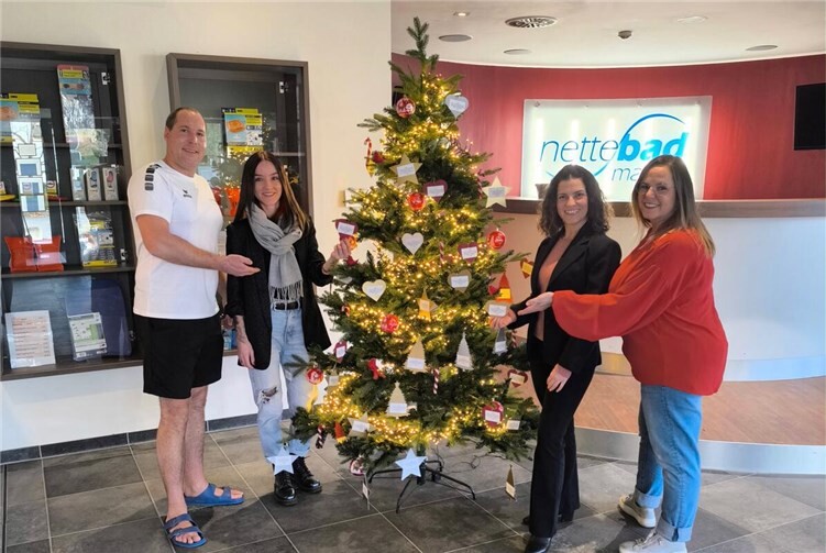 (v. l. n. r.) Martin Hilger (Fachangestellter für Bäderbetriebe), Marie Gondert (Marketing Nettebad), Samar Spormann (Geschäftsführerin der Stadtwerke Mayen GmbH) und Susanne Breitbach (Caritasverband Rhein-Mosel-Ahr e. V.) am Wunschbaum im Foyer des Nettebades. Foto: Jennifer Deméme