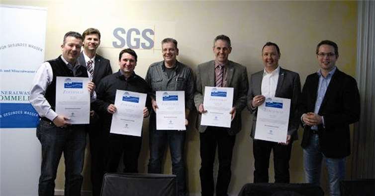 (v. l. n. r.) Mineralwassersommelier Ralf Tacke, Thorsten Ackermann, Vorsitzender Handelsverband für Heil- und Mineralwasser e.V., die Mineralwassersommerliers Johannes Schug, Andreas Boeck, Peter Reifenrath und Dirk Schäfer, Arno Steguweit, Beirat Mineralwassersommelier.Privat