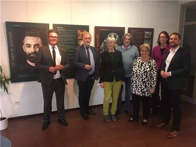 (v. l. n. r.) Peter Jung, Bürgermeister der Stadt Neuwied, Prof. Dr. Jürgen Hardeck, Staatssekretär des MFFKI, Ursula Jünger und Horst Bennemann (Ausstellungsmacher), Mechtild Zilles, Vorstandsvorsitzende der Kath. Familienbildungsstätte Neuwied e. V., Fürstin Isabelle zu Wied (Patin des Mehrgenerationenhauses), Nils Heumann (Geschäftsführende Leitung)Quelle: Familienbildungsstätte Neuwied