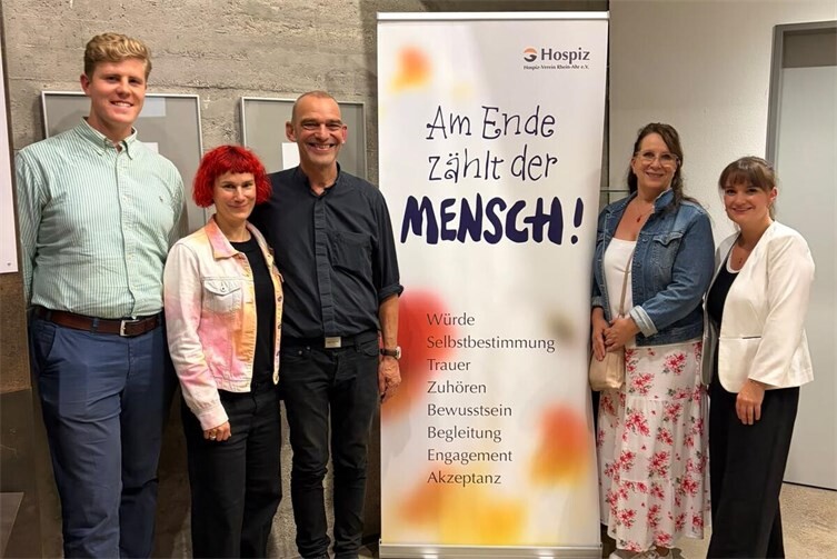 v. l. n. r.: Sebastian Walter, Dokumentationsstätte Regierungsbunker; Julia und Albi Roebke; Iris Flerus, Koordinatorin Hospiz-Verein Rhein-Ahr e. V.; Nadine Kreuser, stellvertretende Vorsitzende des Hospiz-Vereins Rhein-Ahr e. V.