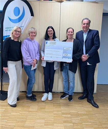 v. l. n. r.: Silvia Kuhn (Vorstand Verein für Menschen mit Behinderung), Sandra Schneider (Betriebsrat Raiffeisendruckerei), Martina Walczyk (1. Vorsitzende Verein für Menschen mit Behinderung), Nadine Fischer (Betriebsratsvorsitzende Raiffeisendruckerei), Florian Reithmeier (Geschäftsführung Raiffeisendruckerei).  Foto: Hannah Schulte