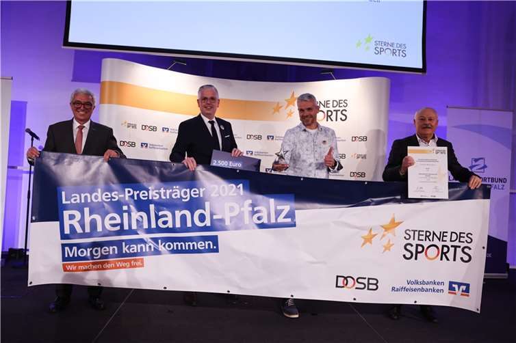 v. l. n. r. Sportminister Roger Lewentz, Thomas Welter von der Raiffeisenbank Eifeltor, Peter Raueiser vom TV Cochem und LSB-Präsident Wolfgang Bärnwick