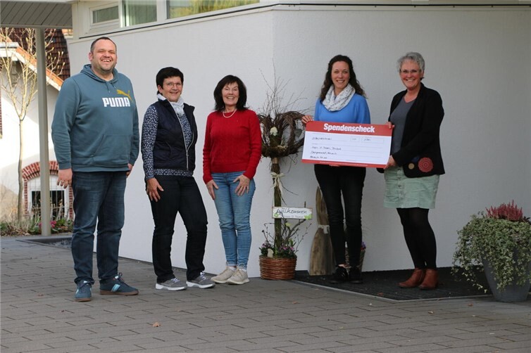 (v., l., n., r.) Stv. Einrichtungsleitung Peter Held, Annelie Schönberger, Claudia Hannappel, Sarah Schlaut Mitglieder der Frauengemeinschaft Hahn am See und Einrichtungsleitung Eva-Maria-Hebgen.