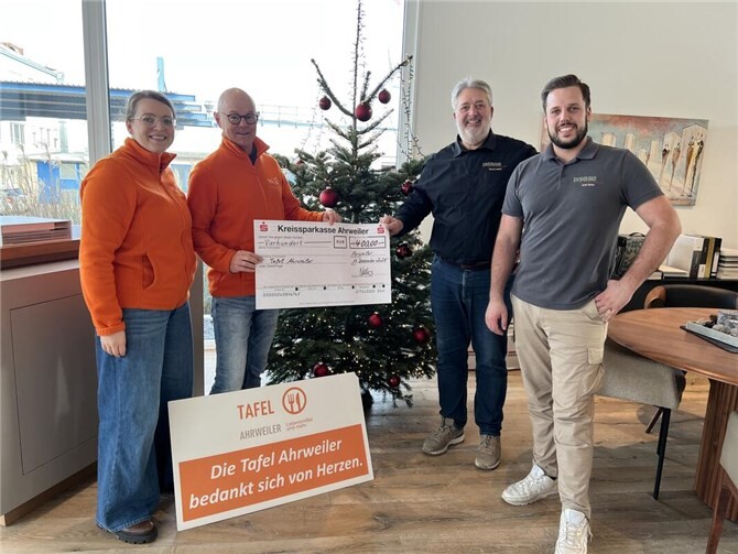 (v. l. n. r.) Tafel-Koordinatorin Laura Dedenbach und Ehrenamtlicher Uwe Schüller nehmen dankbar die Spende von Thomas und Janik Nelles entgegen.  Foto: Nicole Nelles