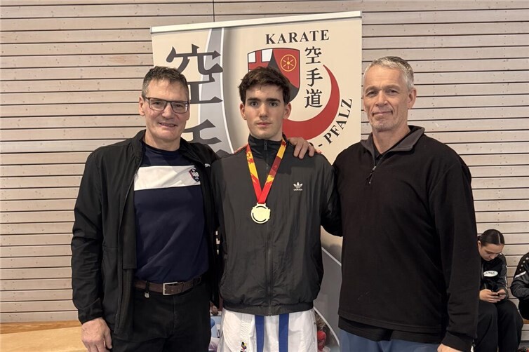 v. l. n. r. Trainer Guido Unger, Mario Unger (Rheinland-Pfalz-Meister 2026) und Trainer Thomas Prediger