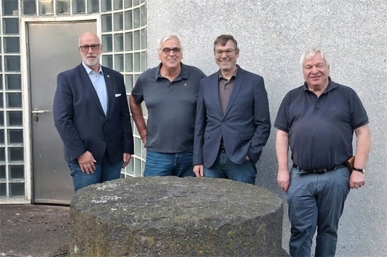 v. l. n. r.: Uwe Hoffmann, Fachbereichsleiter 1, Hans Schüller, Vorsitzender GAV, Thomas Schröder, Beigeordneter, Dr. Stefan Wenzel, LEIZA, Referent des Abends