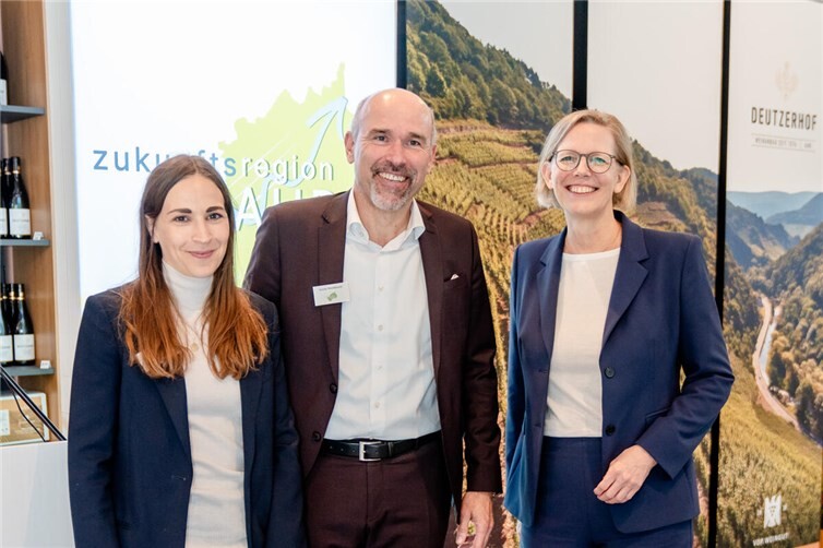 v. l. n. r.: Vanessa Fischer (Staatssekretärin im Ministerium für Kommunen, Bauen, Wohnen und Kultur und 2. stellvertretende Vorstandsvorsitzende), Guido Mombauer (Vorstandsvorsitzender), Simone Schneider (Staatssekretärin für Wirtschaft, Tourismus, Energie und Klima Rheinland-Pfalz)
