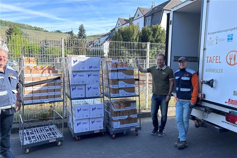 (v. l. n. r.) Viktor Kreul, Jörg Schäfer und Uwe Schüller bei der Übergabe der gespendeten Lebensmittel.