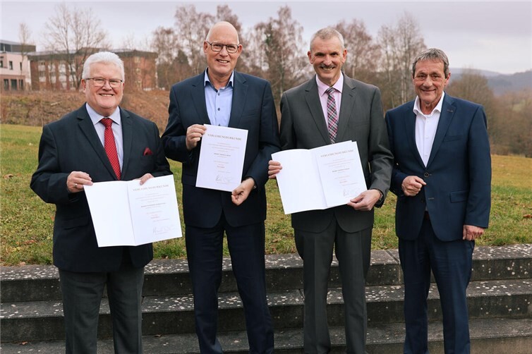 (v. l. n. r.) Winfried Ferdinand, Thomas Hein und Stephan Bach nahmen freudig die Ehrennadel-Auszeichnung von Landrat Achim Schwickert entgegen.Kreisverwaltung / Carolin Faller