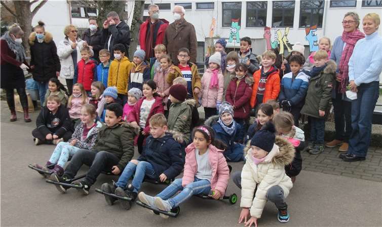 v. l. nach r.: Manuela Kretschmer, Gruppenleitung Erstklässler; Inah Korumi, Bundesfreiwilligendienst; Marlies Maruschke, Vicepräsidentin Lions Club Bonn-Rhenobacum; Dagmar Bauer, Tochter des verstorbenen Rudolf Arendt; Hans-Dieter Wirtz, 1. Beigeordneter Meckenheim; Manfred Weizbauer und Joachim Krüger, LC Bonn-Rhenobacum; Heike Rabe, Pädagogische Gesamtleitung KiJu Meckenheim; Uta Ruelberg, OGS-Leitung in der KGS.  Foto: Klaus Lindner