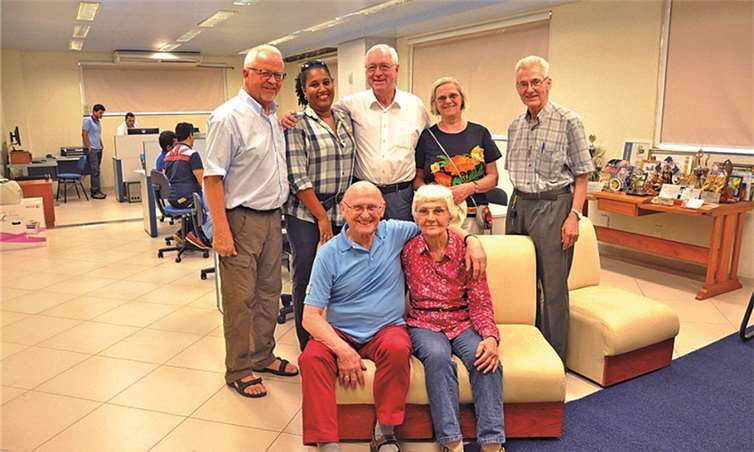 v. li: Guido Fuhrmann, Elisãngela Bezerra, Dr. Hans Althoff, Renate Althoff, Padre Franz Lax aus Rondonópolis und sitzend das Ehepaar Mürtz im Pressezentrum von „A TRIBUNA“ in Rondonópolis, Mato Grosso, Zentralbrasilien. privat