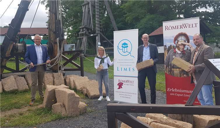v. li.: Landrat Achim Hallerbach (Kreis Neuwied), Sandra Köster (Vorständin Wir Westerwälder), Jan Ermtraud (Bürgermeister VG Bad Hönningen) und Frank Wiesenberg (Geschäftsführer Römerwelt).Foto: Wir Westerwälder