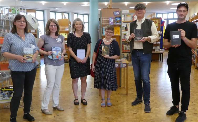 v. li.: Martina Prüser, Daniela Hahn, Heidi Möhker, Regina Schleheck, Oliver Buslau und Hansjörg Nessesohn.Foto: Bücherei St. Martin Rheinbach