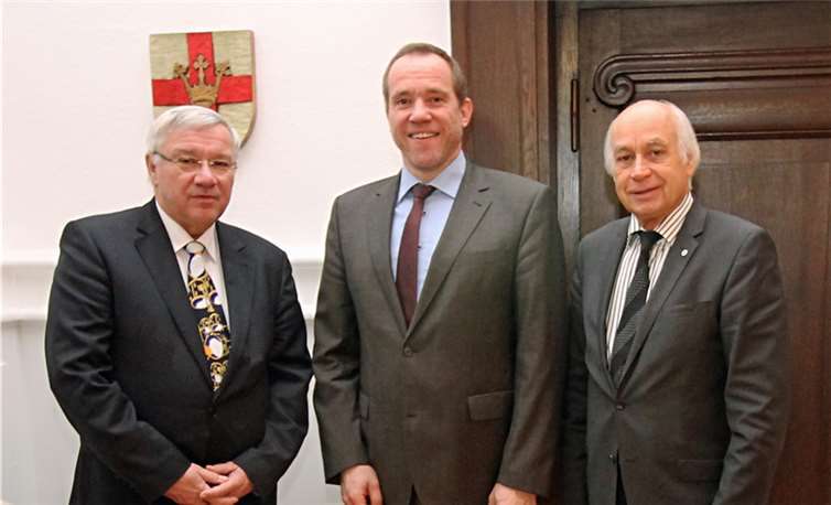 (v. li.): der Aufsichtsratsvorsitzende Oberbürgermeister Prof. Dr. Joachim Hofmann-Göttig, der neue Medizinische Geschäftsführer Dr. Moritz Hemicker und Geschäftsführer Bernhard Mauel.Stadt Koblenz