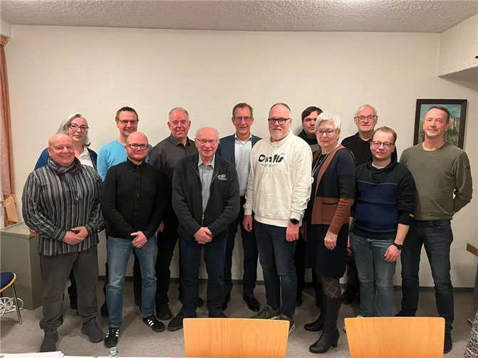 Rüber hat wieder einen Bürgermeister v. links: 8. Person Bürgermeister Oliver Stenz, 10. Person 1. Beigeordnete Helga Fürst, 5. Person 2. Beigeordneter Bernd Wolff. Foto: M. Mumm