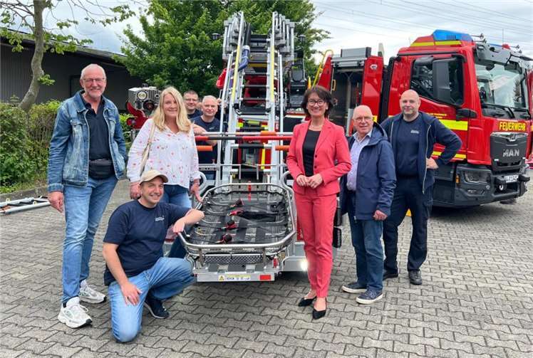 v. links: Alexander Lembke (FW Remagen); Olaf Wulf, Herta Stiren (CDU Remagen); rechts: Petra Schneider (MdL), Werner Jung (CDU Remagen); Dirk Henkel (Einheitsführer FW Remagen); hinten li: Guido Lenz (Stv. Einheitsführer FW Remagen), Thomas Haas (FW Remagen).  Foto:Petra Schneider