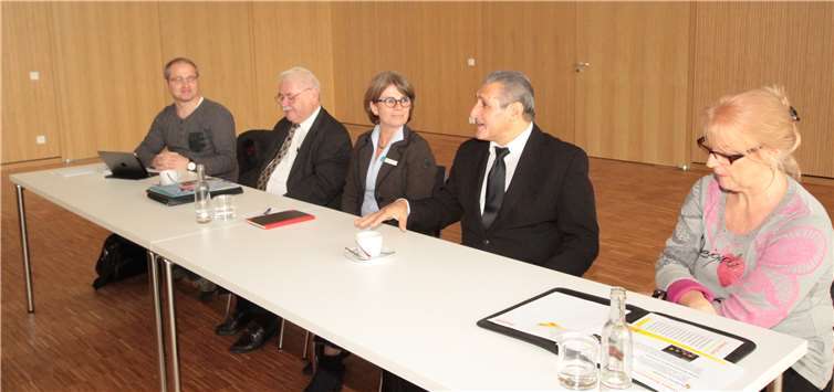 v. links: Mario Siry, künstlerischer Leiter vom SonntagsChor RheinlandPfalz, Reinhard Mangelsdorf, Manager von Django Reinhardt, Bettina Hörter vom Volksbund Deutscher Kriegsgräberfürsorge, Django Reinhardt, Marion Wolber von Lotto Rheinland-Pfalz.