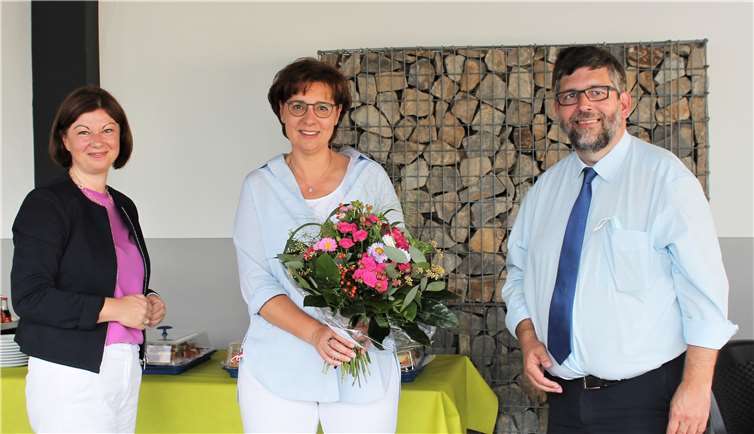 v. links: Staatssekretärin Nicole Steingaß, Bremms Altbürgermeisterin Gisela Heib, VG-Bürgermeister Wolfgang Lambertz.