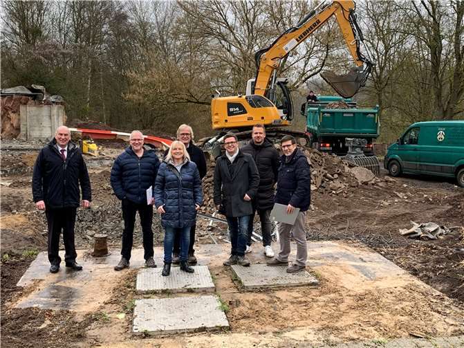 (v. links nach rechts) Bürgermeister Fred Pretz, Thomas Schäffer (Technischer Angestellter Fachbereich 2, VG-Vallendar), Brigitte Günter (Betriebsleiterin) Andreas Schröder (Schröder Landschaftsarchitekten & Ingenieure, Essen) Sebastian Neuhaus (Krieger Architekten/Ingenieure, Velbert) Felix Flieger (Schröder Landschaftsarchitekten & Ingenieure, Essen) Hans-Peter Kuhl (Fachbereichsleiter Fachbereich 2, VG-Vallendar), im Hintergrund Abrissfirma Maur Erdarbeiten, Breitscheid.  Foto: VG Vallendar