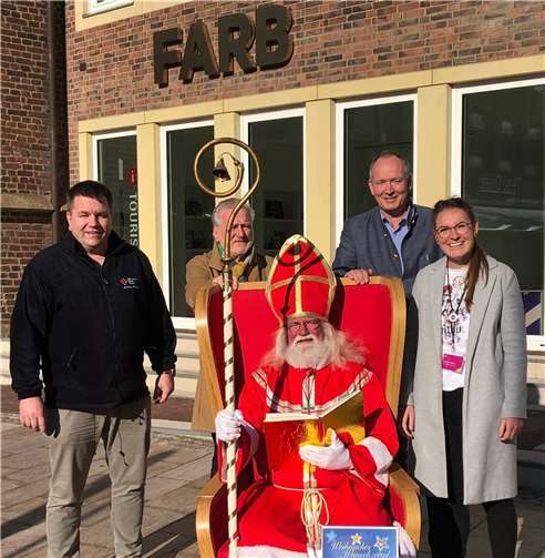 v. li.n.re.: Jürgen Rave, DRK Kreisverband Borken, Matthias Brinkmann, Caritas Borken, Carsten Bacher, Initiator der „Weihnachts-Wunschzettel-Borken“-Aktion Caroline Schlottbom, Tourist-Information Stadt Borken und im roten Sessel der „Weihnachtsmann“ alias Klaus Kuhlmann. Foto: Stadt Borken