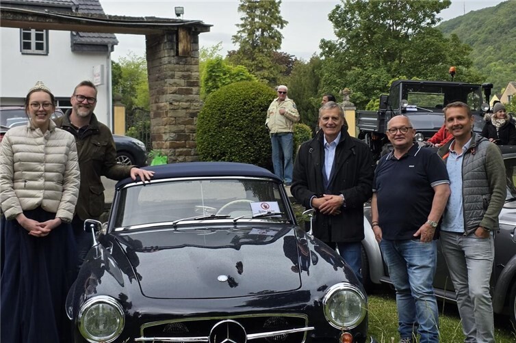 v. l.n.r. Brunnenkönigin Elisa I., Stephan Kindler, Beigeordneter Norbert Heidgen, Jürgen Schäfer und Kamil Golub bei der Eröffnung der Oldtimer-Show.